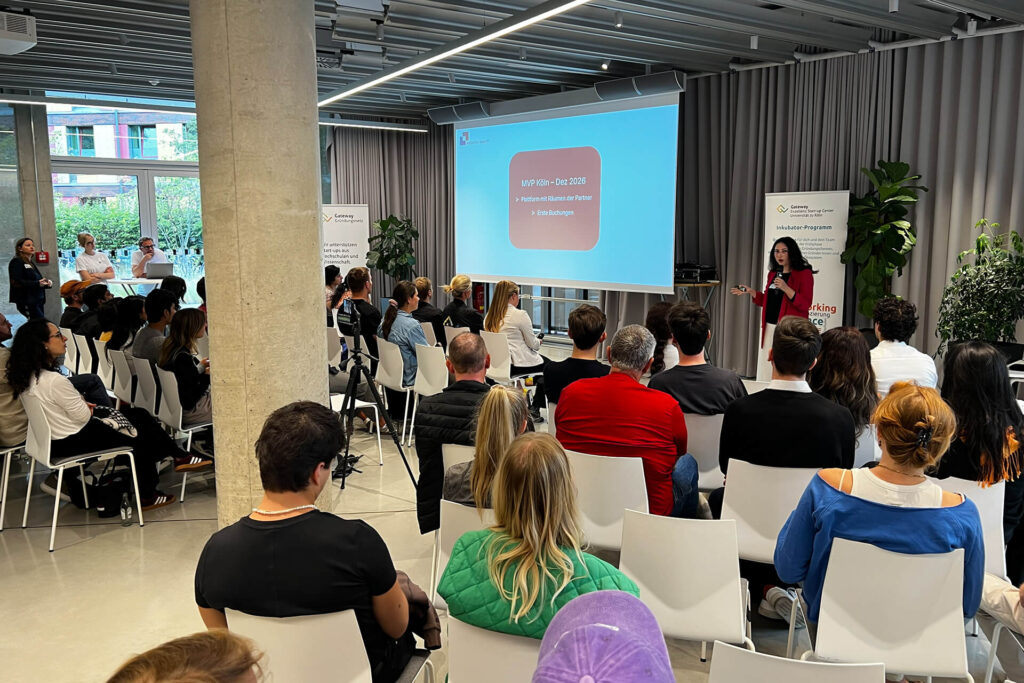 Julia Tschirka präsentiert den geplanten DualRooms-MVP vor dem Publikum im Gateway Start-up Center Köln