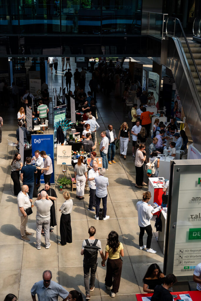 Besucherinnen und Besucher an den Ausstellungsständen beim Gründertag Köln 2026