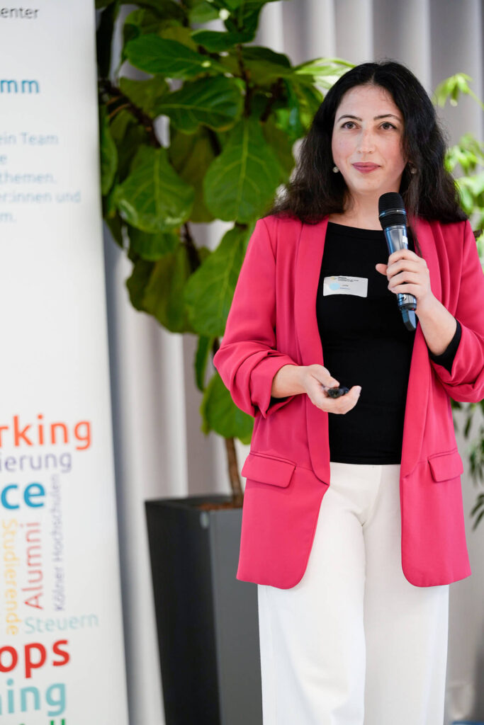 Julia Tschirka präsentiert DualRooms beim Abschlussevent des Gateway-Inkubator-Programms in Köln