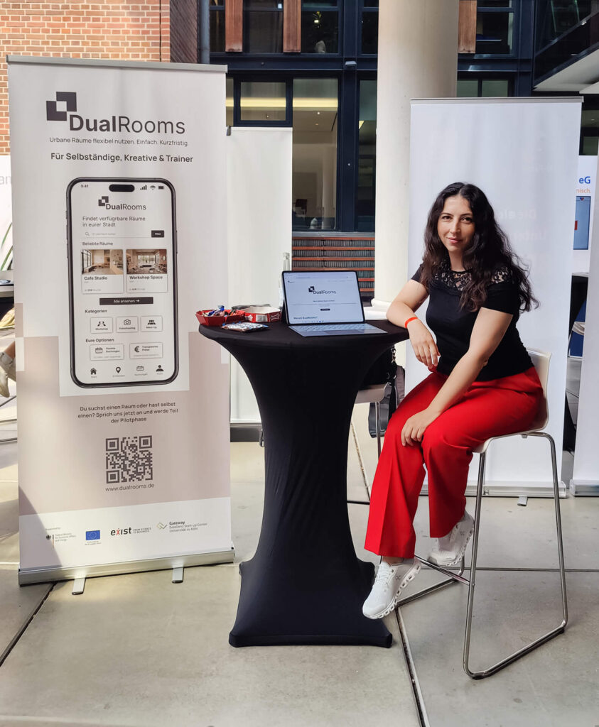 Julia Tschirka am DualRooms-Stand beim Gründertag Köln 2026